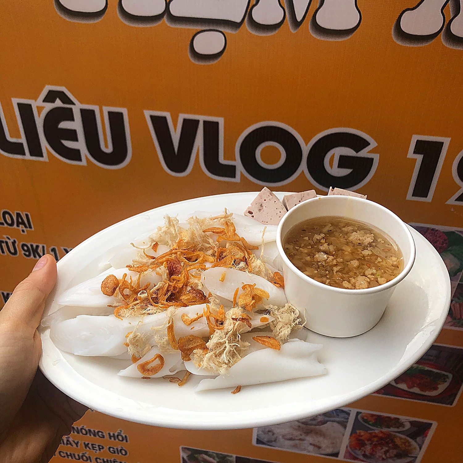 Ăn bánh gật gù Quảng Ninh kèm chả lụa và nước chấm thịt băm. Ảnh: Chuyendi.vn
