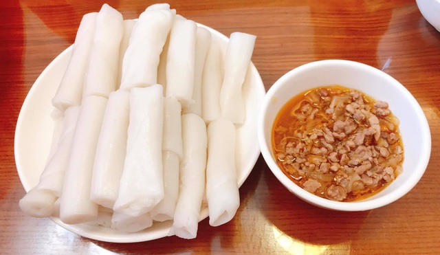 Nước chấm thịt bằm hành phi mỡ gà ăn kèm bánh gật gù Quảng Ninh. Ảnh: Báo Quảng Ninh.