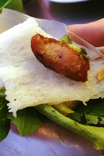 Ăn bánh hỏi bò đun kèm rau để giảm ngán