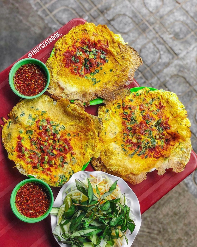 Bánh khoái Huế giòn rụm với tôm thịt tươi ngon