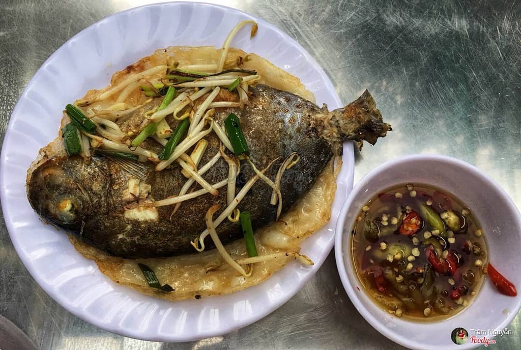 Bánh khoái Huế ăn kèm nước lèo thơm béo