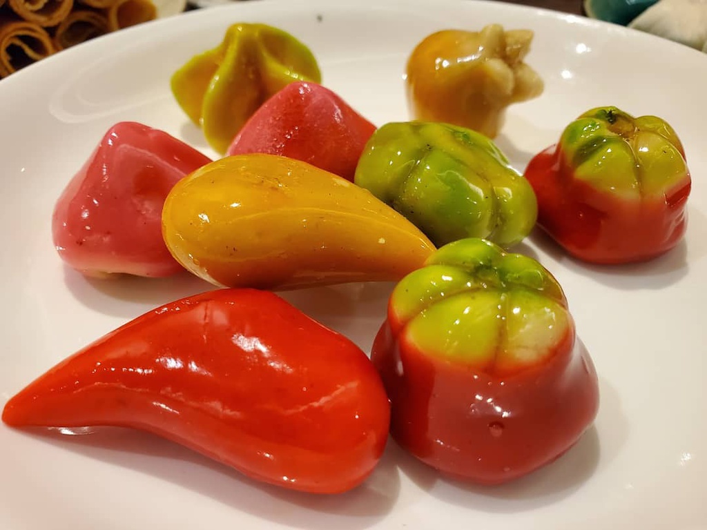 Bánh cuốn tôm chua Huế ăn kèm mắm tôm