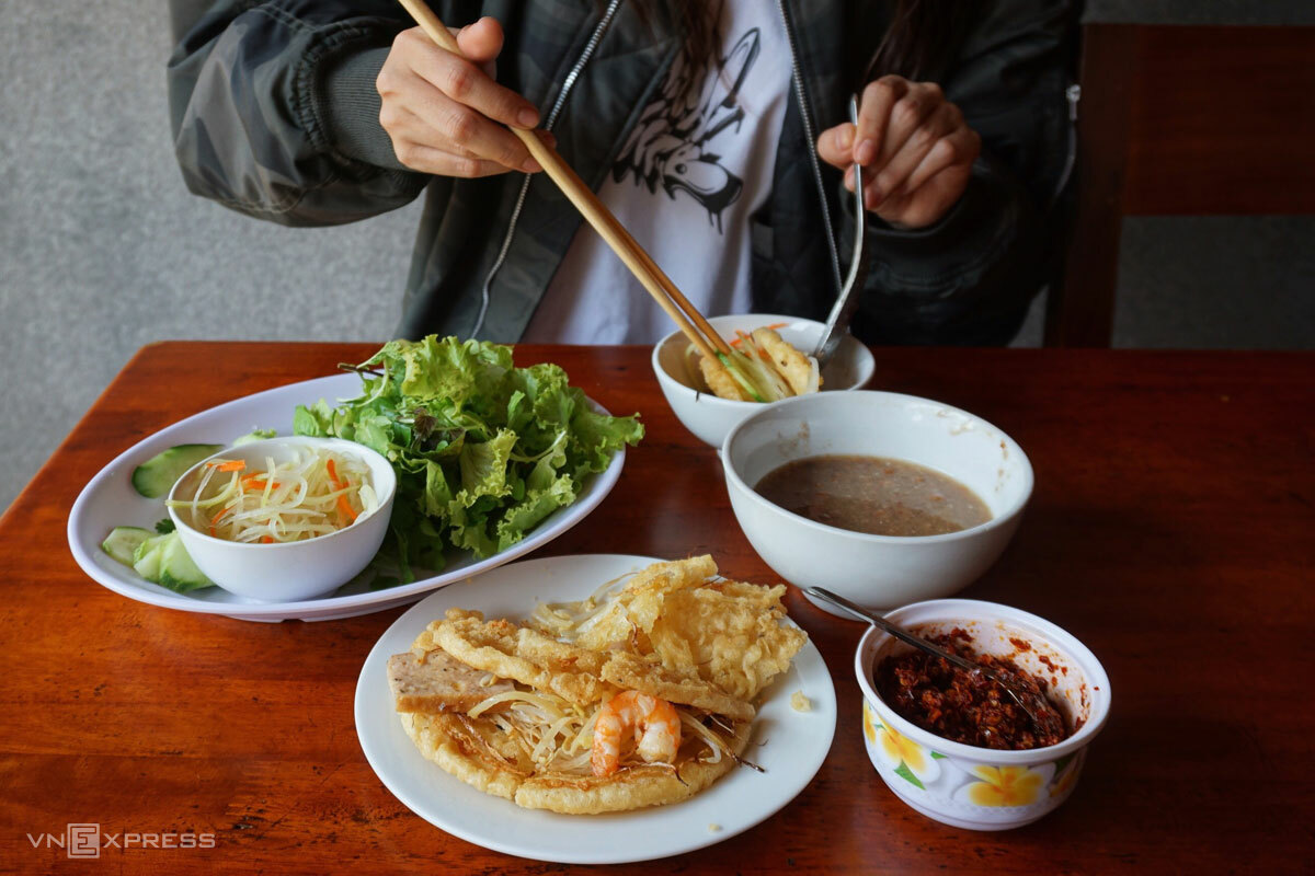 Bánh khoái Huế ăn kèm gỏi lá