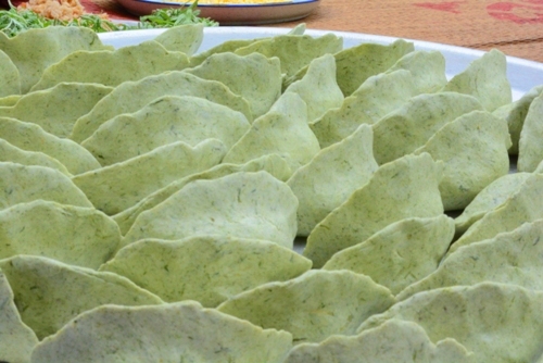 Bánh khúc làng Diềm khi nặn xong