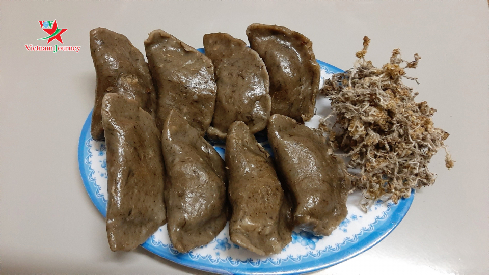 Bánh khúc làng Diềm nặn hình tai mèo