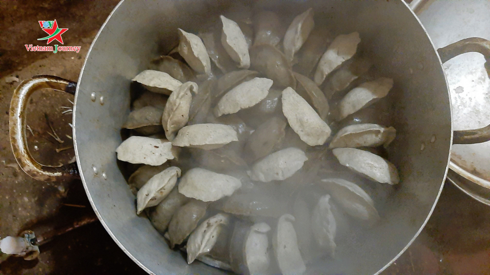 Bánh khúc làng Diềm màu đen từ rau khô