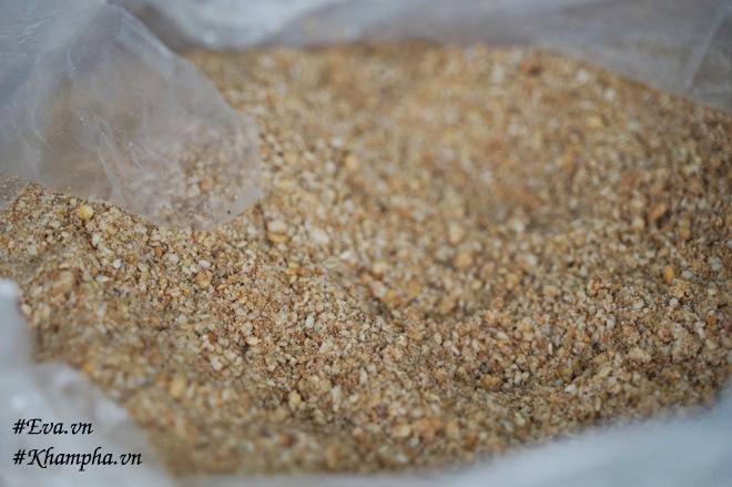 Vừng rang cẩn thận cho bánh khúc Hà Nội