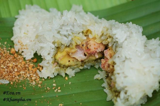 Bánh khúc Hà Nội được bày trên lá chuối và mẹt