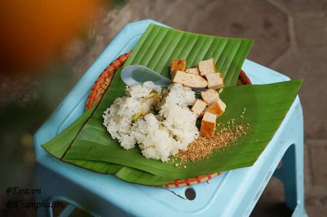 Bánh khúc Hà Nội được đặt trên lá chuối xanh và mẹt nhỏ xinh