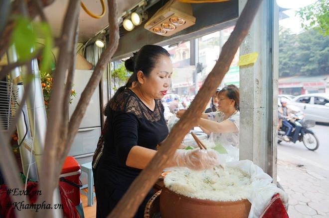 Cô Lan hàng ngày vẫn tự tay làm và bán bánh khúc Hà Nội
