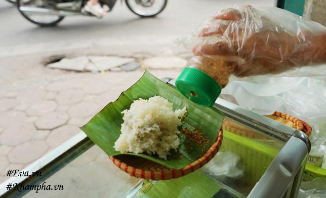 Bánh khúc Hà Nội rắc muối vừng ăn đậm vị thơm ngon