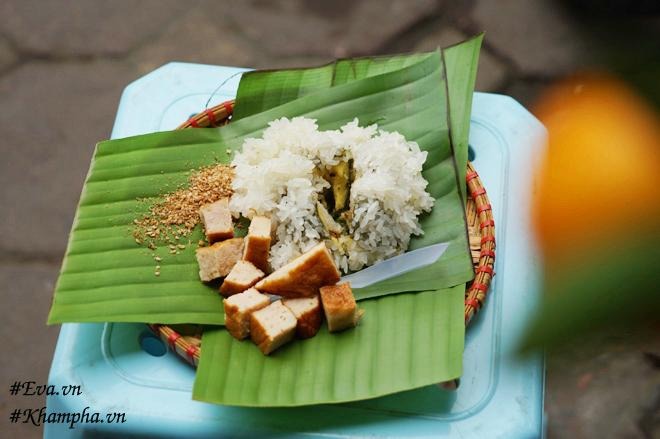 Bánh khúc Hà Nội có thể ăn kèm chả rất ngon