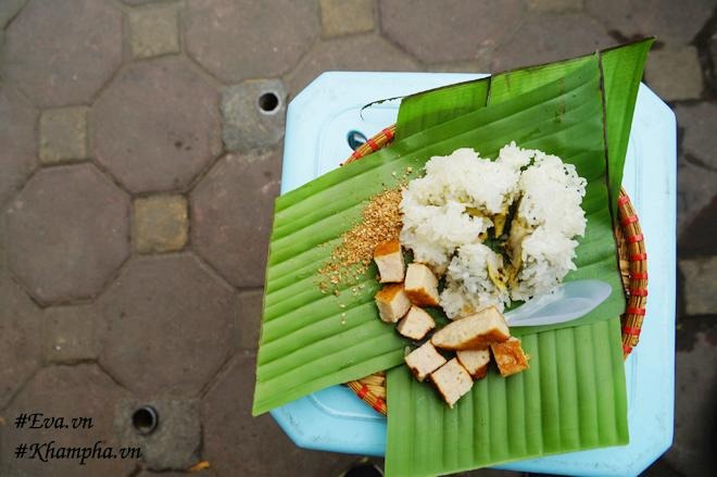 Bánh khúc Hà Nội với nhân thịt và xôi dẻo