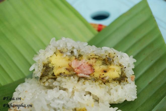 Bánh khúc Hà Nội gói trong lá chuối xanh