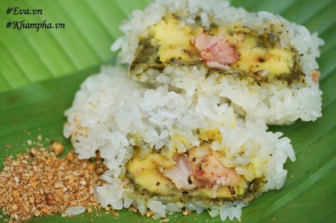 Nhân thịt trong bánh khúc Hà Nội quyện với đỗ xanh và xôi dẻo
