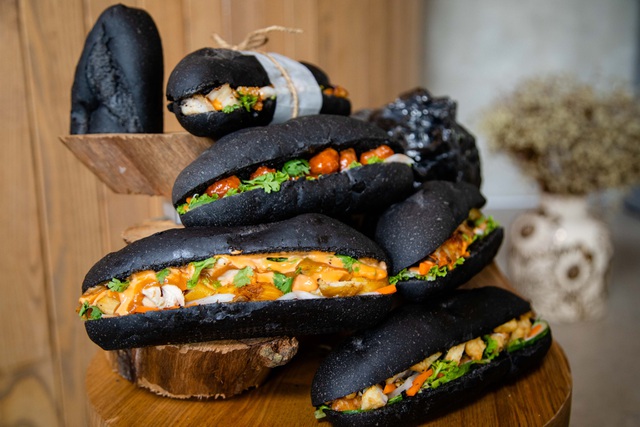 Bánh mì Bamimo đen như than tại Hạ Long