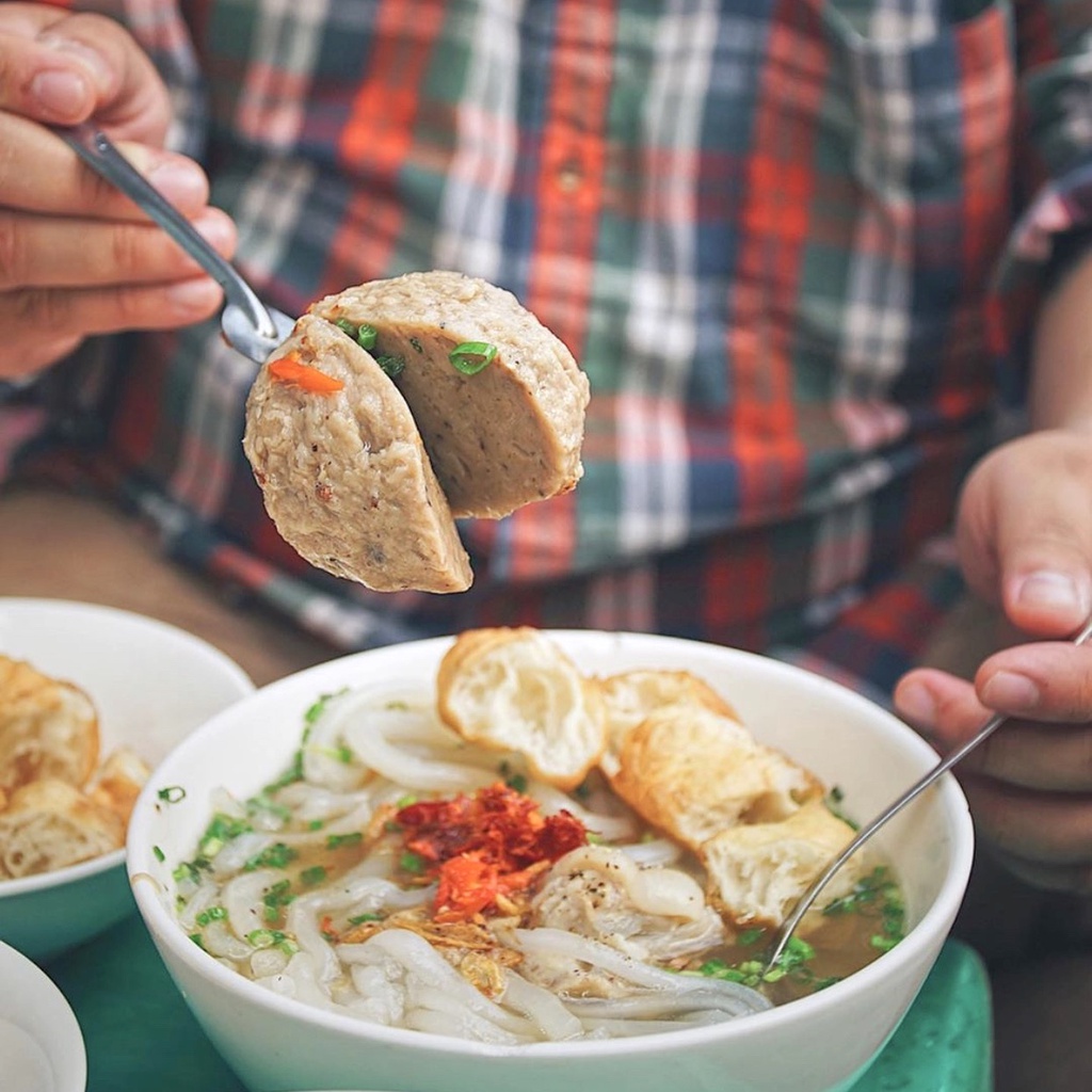 Hàng bánh canh bò viên trên đường Nguyễn Văn Nguyễn quận 1 TP.HCM với nhân bò viên khổng lồ đượm hương tiêu