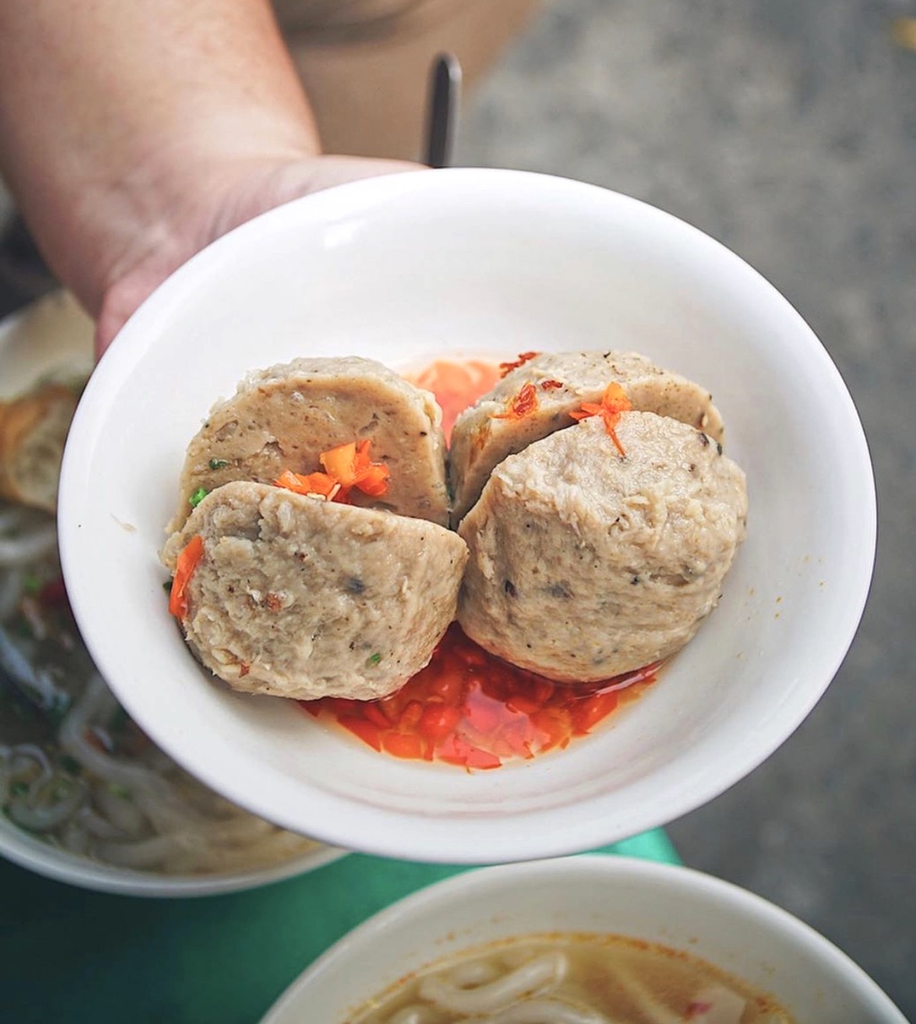Bánh canh bò viên TP.HCM với các loại gia vị ăn kèm chanh ớt nước chấm Bánh canh bò viên TP.HCM với các loại gia vị ăn kèm chanh ớt nước chấm