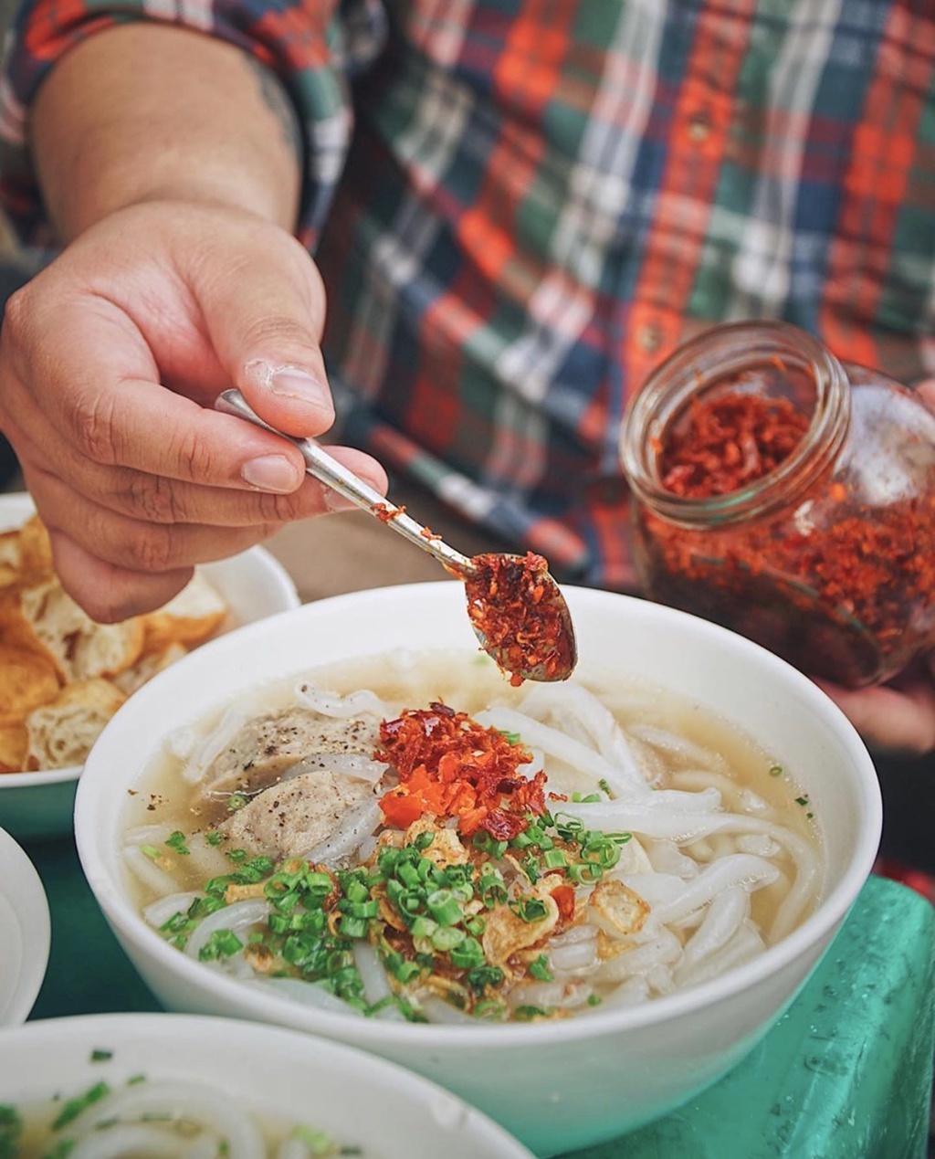 Bánh canh bò viên quận 1 TP.HCM với chanh ớt nước chấm bày biện gọn gàng