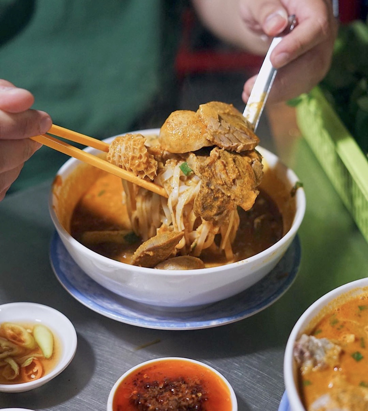 Hủ tiếu sa tế Ngô Gia Tự quận 10 với bắp bò gân bò đậm đà