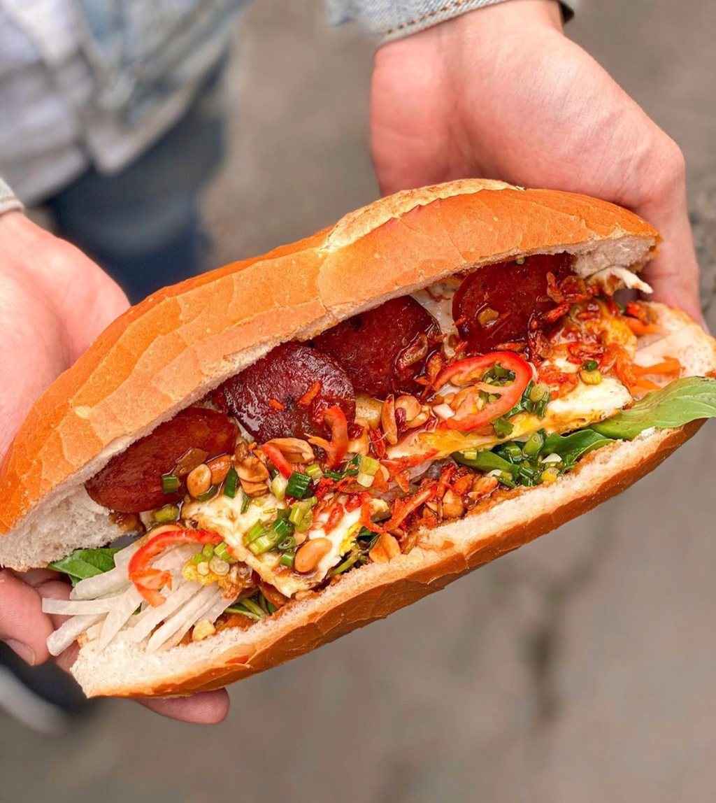 Bánh mì bò bía trên đường Cách Mạng Tháng Tám quận 10 với lạp xưởng đậu phộng