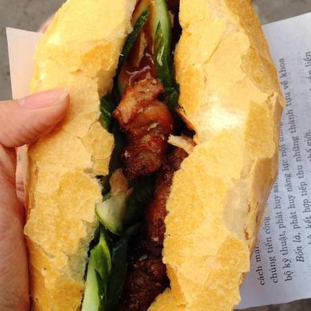 Bánh mì Hà Nội kẹp thịt xiên nướng tại Quang Trung