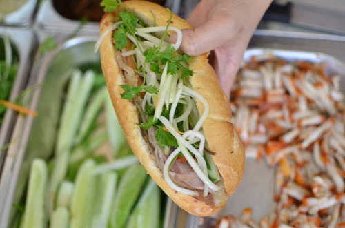 Du lịch Hà Nội thưởng thức bánh mì kẹp ngon nức tiếng