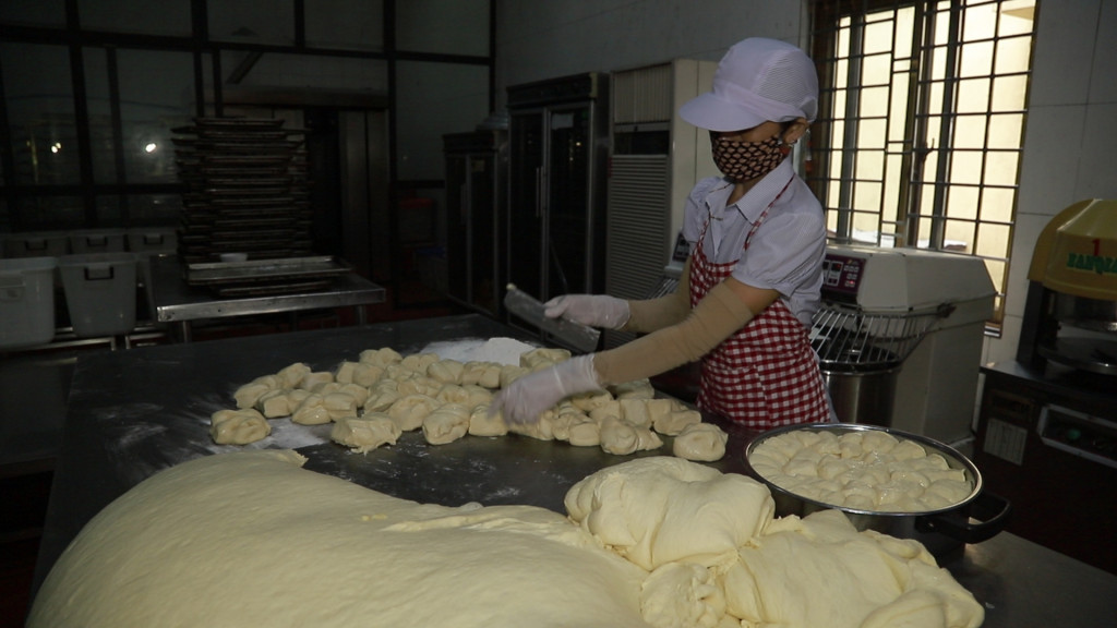 Người làm bánh mì mỏ Quảng Ninh trong công ty