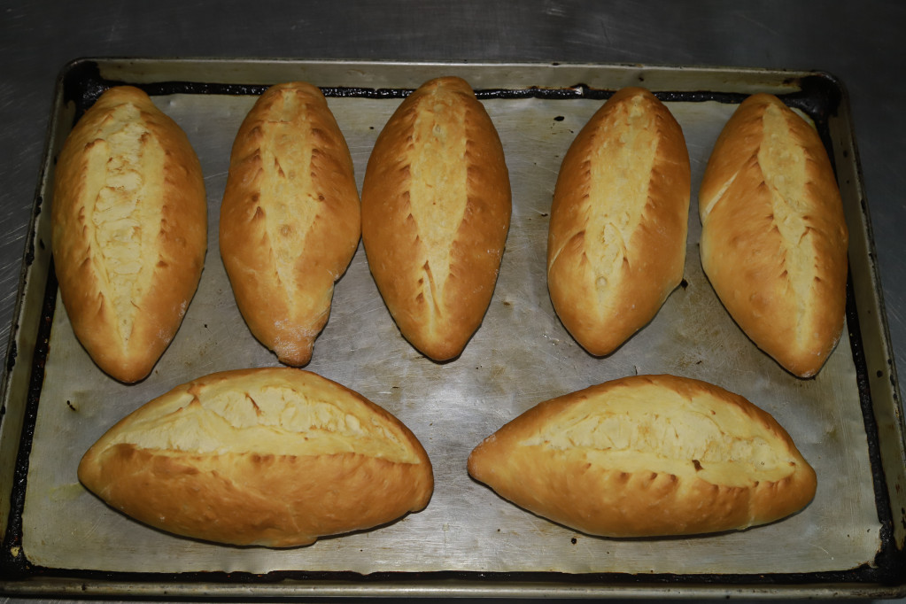 Chiếc bánh mì mỏ đặc ruột. Ảnh: Báo Quảng Ninh
