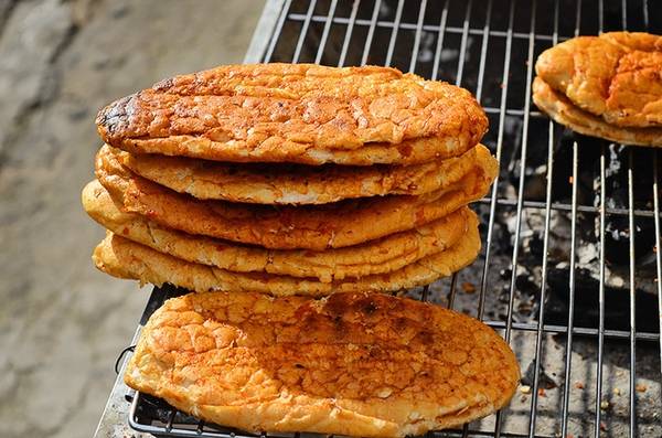Bánh mì nướng muối ớt Đà Lạt được biến tấu từ ổ bánh mì đơn giản