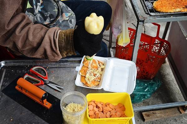 Bánh mì nướng muối ớt Đà Lạt thêm chà bông và xúc xích