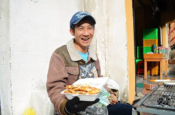 Không khí vui vẻ tại quán bánh mì nướng muối ớt Đà Lạt
