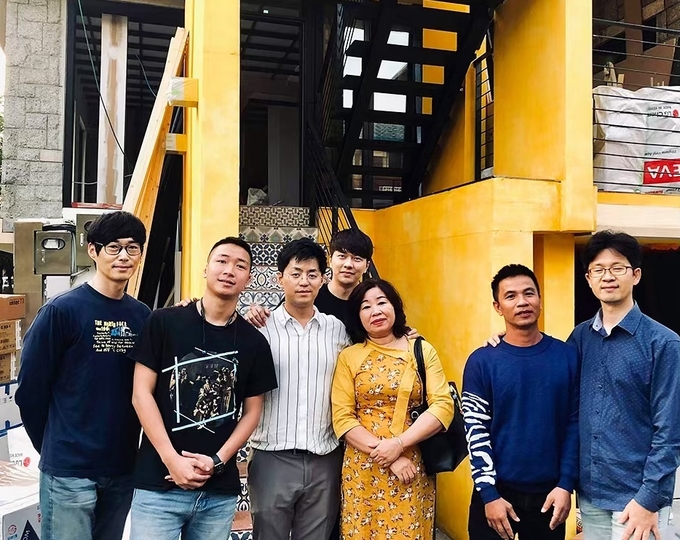 Bà Phượng truyền công thức bánh mì Phượng Hàn Quốc cho đội ngũ Seoul