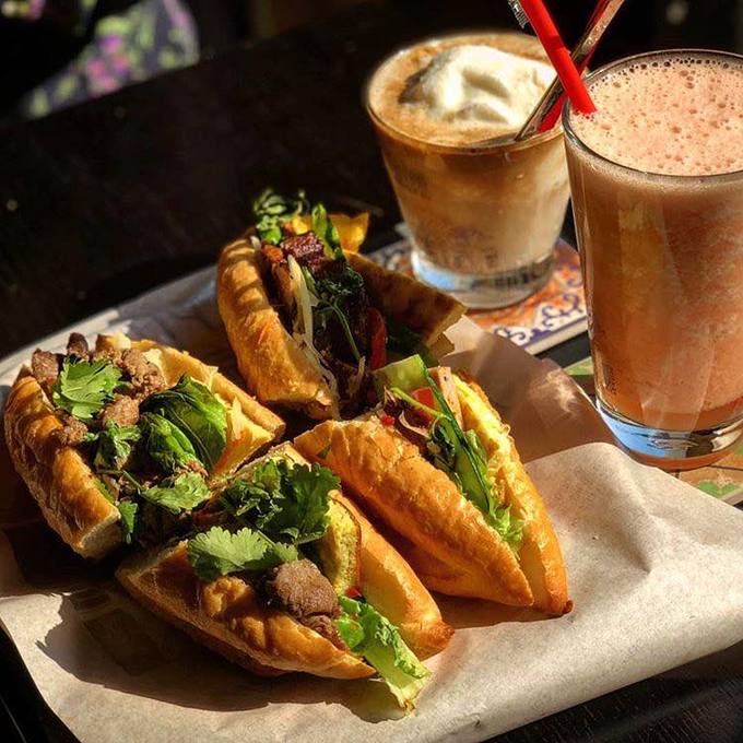 Thực đơn bánh mì Phượng Hàn Quốc gồm thịt nướng, gà phô mai và thịt bò trứng