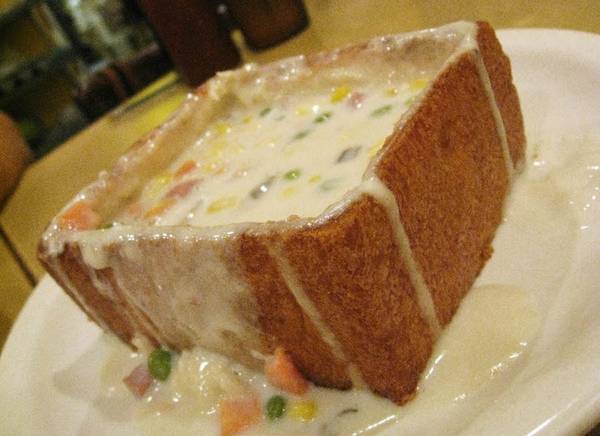 Bánh mì quan tài với nhân khoai tây cà rốt đậu xanh