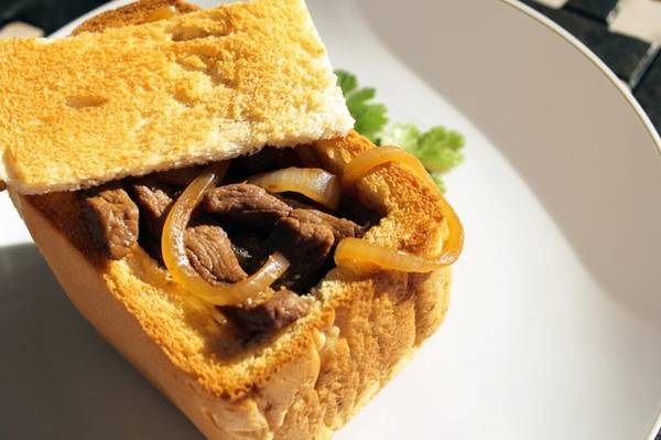 Bánh mì quan tài phiên bản ngọt và hải sản