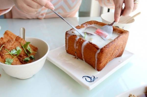 Thưởng thức bánh mì quan tài tại chợ đêm Đài Loan
