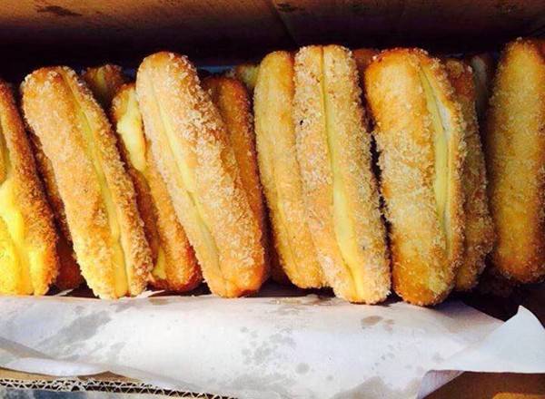 Bánh mì rán su kem - món ăn vặt Hà Nội