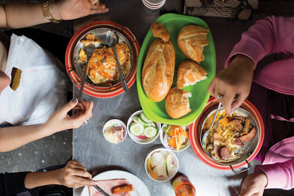 Bánh mì ốp la chảo tại tiệm bánh mì Hòa Mã