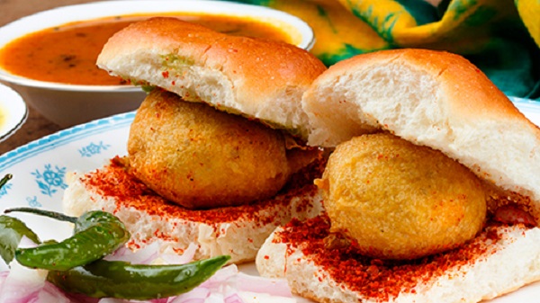 Vada pav đặc sản sandwich khoai tây chiên Mumbai Ấn Độ