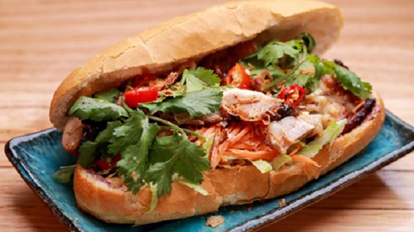 Bánh mì, Việt Nam Hội An là nơi có món bánh mì kẹp thịt nổi tiếng với khách nước ngoài. Bánh có vỏ cứng ở bên ngoài, nhân mềm, nhiều loại như xíu mại và patê. Bên trong còn có đu đủ xanh ngâm chua, các loại rau thơm và nước sốt. Trang Traveller gợi ý nơi làm thịt heo ngon nhất là hàng bánh mì Madam Khanh và bánh mì Phượng. Ảnh: Wayne Taylor.