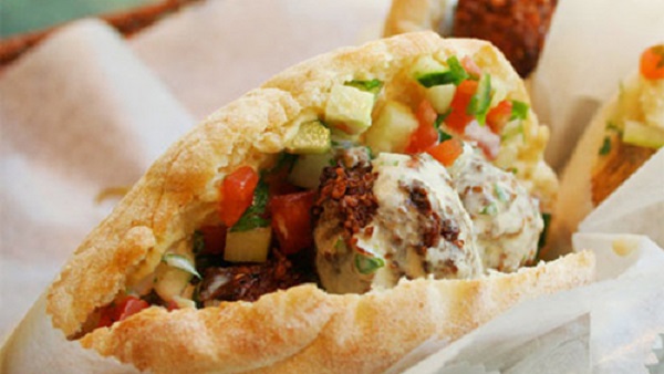Choripan, Argentina Từ cái tên của món ăn, thực khách đã có thể biết được thành phần của món ăn. "Choripan" có xuất phát từ "chorizo" (xúc xích) và "pan" (bánh mì). Sự thành công của món ăn là nhờ chất lượng của xúc xích. Bánh mì sẽ được nướng trên than nóng, không thể thiếu nước sốt chimichurri (một loại nước sốt có nguồn gốc từ Argentina và Uruguay, nấu từ cà chua kèm các nguyên liệu như tỏi băm, dầu thực vật, giấm trắng, hạt tiêu đỏ, oregano) hoặc một ít mù tạt. Ảnh: Shutterstock.