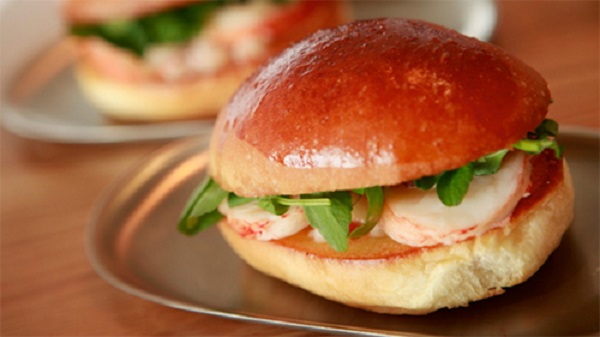 Lobster roll, Mỹ Dù đang gây sốt trên thế giới, món bánh mì kẹp tôm hùm từ lâu đã là món ăn phổ biến ở tiểu bang Maine, Mỹ. Tại đây, thực khách sẽ tìm thấy những miếng bánh mì Lobster roll ngon nhất trên thế giới. Bên trong ổ bánh này gồm: thịt tôm hùm tươi, thêm chút bơ hoặc mayonnaise. Nhiều tiệm còn dùng nước sốt tiêu hoặc hành tây để làm hương vị thêm đa dạng. Ảnh: Eddie Jim.