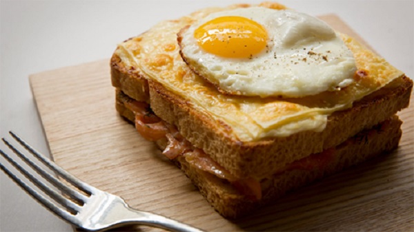 Croque madame, Pháp Bánh mì tươi được nhúng trong nước sốt bechamel, bên trong là thịt heo, sau đó nướng với phô mai Gruyere rồi thêm một trứng ốp la bên trên. Đây là món gây ấn tượng không kém so với bánh sừng bò (croissant) hay steak frites (thịt bò phi lê), vốn gắn liền với ẩm thực Pháp. Ảnh: Marcel Aucar.