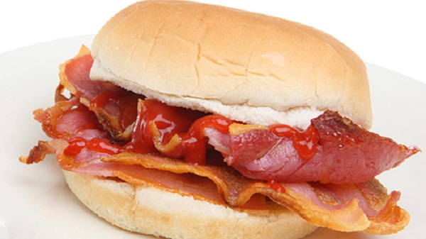 Bacon butty, Anh (bánh mì kẹp thịt xông khói) Đây là món bánh mì chứa đầy thịt xông khói bên trong cùng một ít nước sốt HP (một loại nước sốt có màu nâu, được pha từ cà chua, giấm, đường, me, bột ngô, bột lúa mạch đen, muối và một số gia vị khác). Nhiều đầu bếp ở Anh cố gắng làm món ăn trở nên khác biệt bởi cách sáng tạo riêng, nhưng theo trang Traveller thì bạn không cần làm gì khác ngoài việc thưởng thức hương vị cơ bản của nó. Ảnh: goodfood.