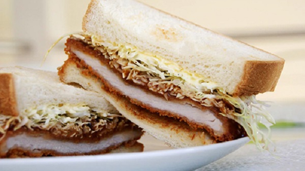 Katsu sando, Nhật Bản Với tài khéo léo, người Nhật đã biến món bánh ngọt ở Pháp thành một món ăn hấp dẫn ở đất nước của mình theo phong cách hoàn toàn mới: Katsu sando. Đây là món bánh mì kẹp có nguyên liệu chủ yếu là thịt gà, thịt bò hoặc thịt heo nhưng được chan bên trong loại nước sốt có vị cà ri lạ miệng. Ảnh: mamaloli.
