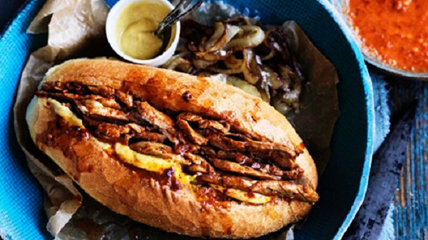 Bifana, Bồ Đào Nha Bifana được mệnh danh là loại bánh mì kẹp ngon nhất ở Bồ Đào Nha với sự kết hợp hài hòa của thịt giăm bông, xúc xích, pho mát và nước sốt cà chua. Ảnh: William Meppem.