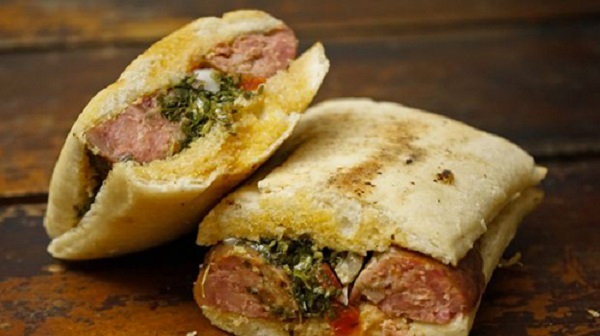 Shawarma, Israel Shawarma là món bánh mì kẹp nổi tiếng ở đây. Hỗn hợp bên trong bánh mì bao gồm thịt nướng, salad tabbouleh, salad fattoush, cà chua và rau dền. Thịt nướng có thể làm từ cừu, gà hoặc thịt bò. Ngoài ra, món ăn sẽ không tròn vị nếu thiếu nước sốt. Loại bánh mì kẹp có cách chế biến khác nhau tùy nơi nhưng giá cả luôn rẻ. Ảnh: seriouseats.