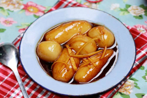 Bánh trùng với nước mật mía sóng sánh, vàng óng rất hấp dẫn thực khách. Ảnh: ngoisao