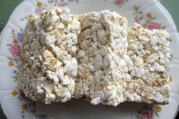 Lát bánh nổ bình dị mang hương vị đồng quê - Ảnh: Minh Kỳ